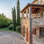 Paolina - Hot Tub, Breakfast & Large Garden Villa